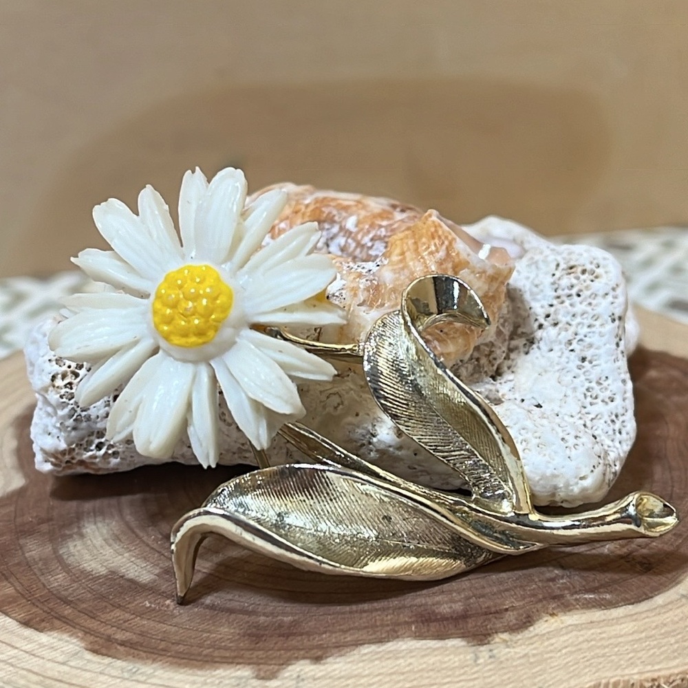 Vintage Sarah Coventry Daisy Brooch